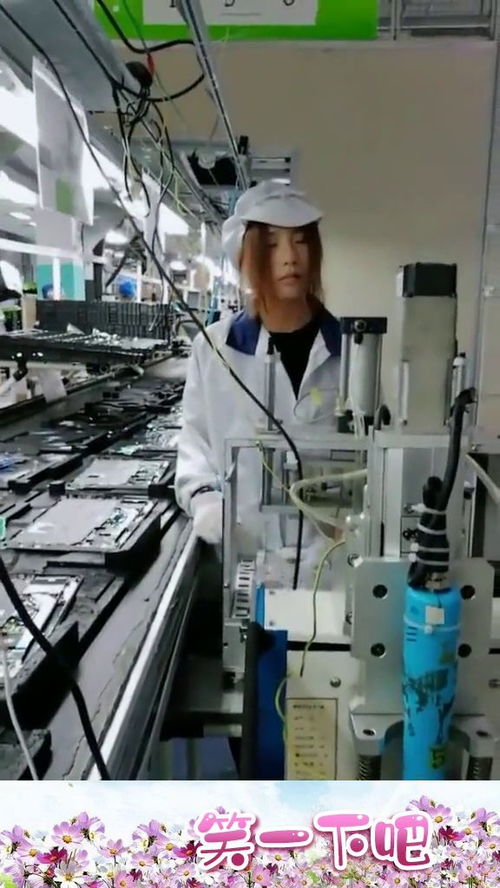 工厂的工作越来越不容易了,天天加班,看员工站着都睡着了