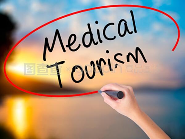 女性手书医学旅游用黑色标志在视觉